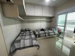 Apto- 2 dormitórios com Sacada- WI FI - Ar cond - Garagem-Piscina Predio