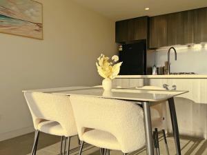 Panoramic Harbour View Apartment at Olympic Park