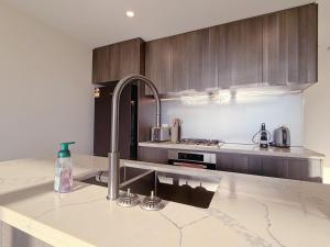 Panoramic Harbour View Apartment at Olympic Park