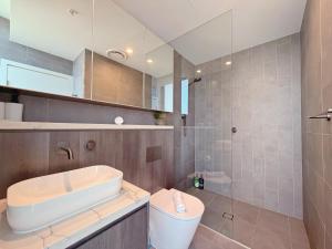 Panoramic Harbour View Apartment at Olympic Park