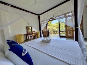 CoCo-SuRf-House, Luxury among palms