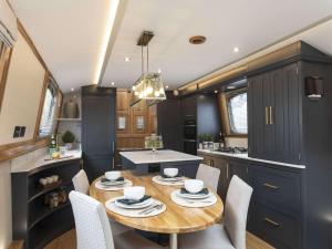 schwimmendes Wohnboot in Berlin