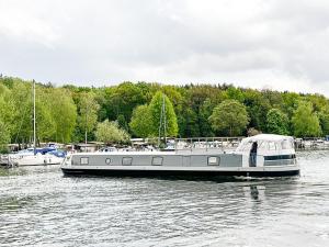 schwimmendes Wohnboot in Berlin