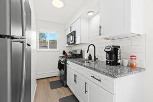 Modern 1BR - Fast WiFi - Coffee Bar - Pet Friendly
