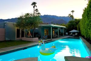 Miles Away A Desert Oasis - Palm Springs Style!