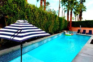 Miles Away A Desert Oasis - Palm Springs Style!