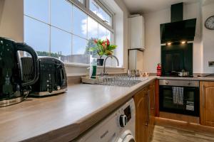 Spacious 4 bed Ideal for Business & Long Term Stays, Free Parking