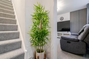 Spacious 4 bed Ideal for Business & Long Term Stays, Free Parking