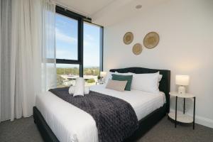 Modern City Apt with Pool, Gym and Lake Access - Hosted by Canstay