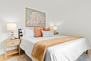 Pet Friendly 1BR Flat with Dog Park & King Bed