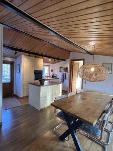 Cozy Holiday Home Near The Beach