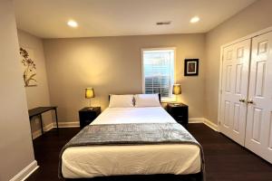 25 Lux Room 6 - 1 Queen Bed, Shared Bathroom - Nonsmoking