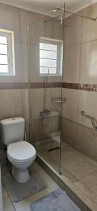 Durban Beach Getaway - Summersands, Inverter for load shedding, free wifi & free Parking, Newly upgraded bathrooms!!!