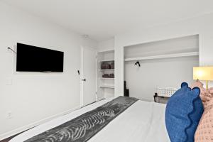 Spacious 2BR Flat, King Bed, Downtown Mt Clemens