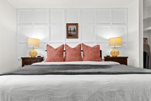 Spacious 2BR Flat, King Bed, Downtown Mt Clemens