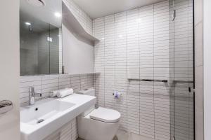 Bright & Cozy CBD Apartment