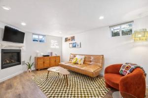 Vibrant 70s Bungalow Vacation Haven on Green Lake