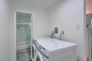 Spacious & Modern 3 Bdrm Apt in Pittsburgh w Parking