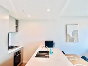 380 Mel South Tower - High-Rise City View Apt