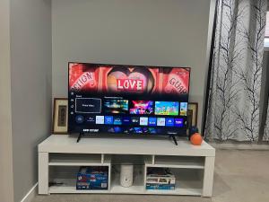 Calgary Views & 1BR - Dedicated Work space & TV