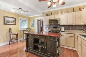 Private Bedroom Bath plus Sitting Room in Shared Home