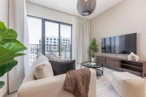 Free housekeeping visits during your stay - StayShort - Elegant 2BR Residence in the New The Diplomat