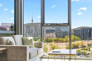 City Heart 1-Bedroom Steps from Lake with Parking
