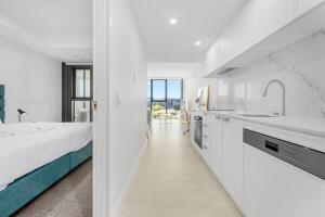City Heart 1-Bedroom Steps from Lake with Parking