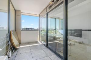 City Heart 1-Bedroom Steps from Lake with Parking