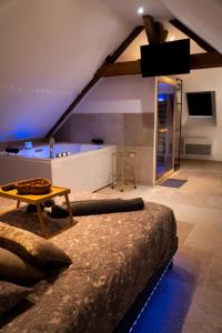 L Evasion Jacuzzi Sauna Hamamm Love Room