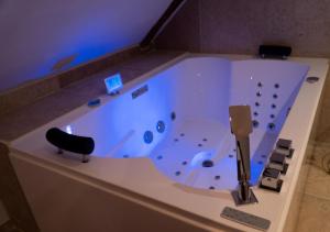 L Evasion Jacuzzi Sauna Hamamm Love Room