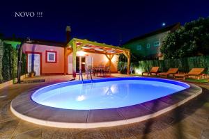 3 stern ferienhaus Holiday home Orange with heated pool and parking Zadar Kroatien