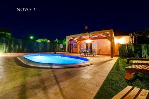 Holiday home Orange with heated pool and parking