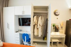 Crystal Residence-Modern Home Pool view Peaceful Next to Circle Mall