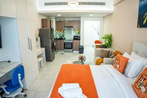 Crystal Residence-Modern Home Pool view Peaceful Next to Circle Mall