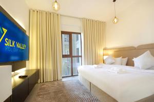 Silk Valley - Green View Oasis: Stylish 2BR in Dubai’s Town Square