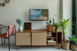 Spacious studio with big patio !