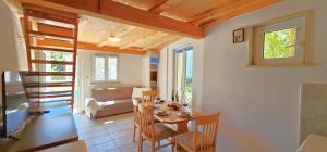 Quaint stone cottage just 150m from the beach, Little house