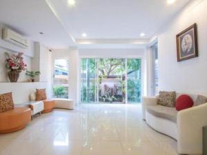 Nana Chat Bangsaen Hotel