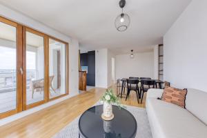 Eiffel Tower view Terrace, parking, RER on foot