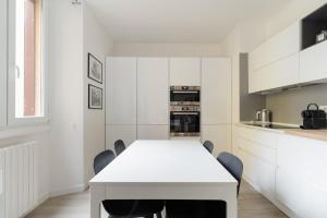 GuestHost - Bright Flat near Stazione Centrale