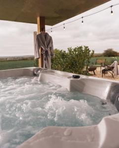 Countryside Retreat with Hot Tub near Bicester Village
