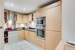Spacious 2 bed 2 bath Kings Cross Apartment