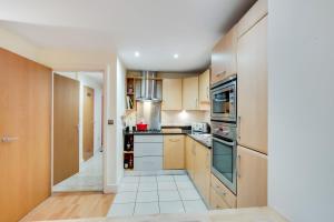 Spacious 2 bed 2 bath Kings Cross Apartment