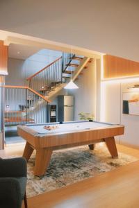 Liorasuite 4 BR with Jacuzzi Billiard Pingpong in KBP