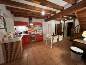 Grand gite rénové, jacuzzi, jardin, rivière, calme