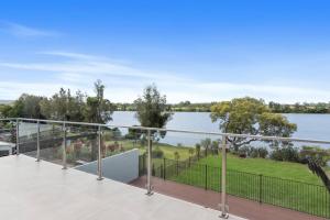Large 5-Bedroom Family Retreat in Helensvale with Pool