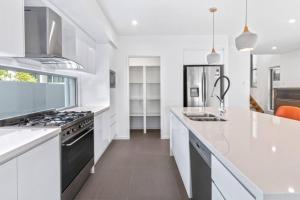 Large 5-Bedroom Family Retreat in Helensvale with Pool