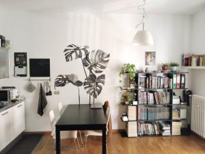 Spacious room in three-room apartment a stones throw from the M1