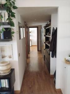 Spacious room in three-room apartment a stones throw from the M1